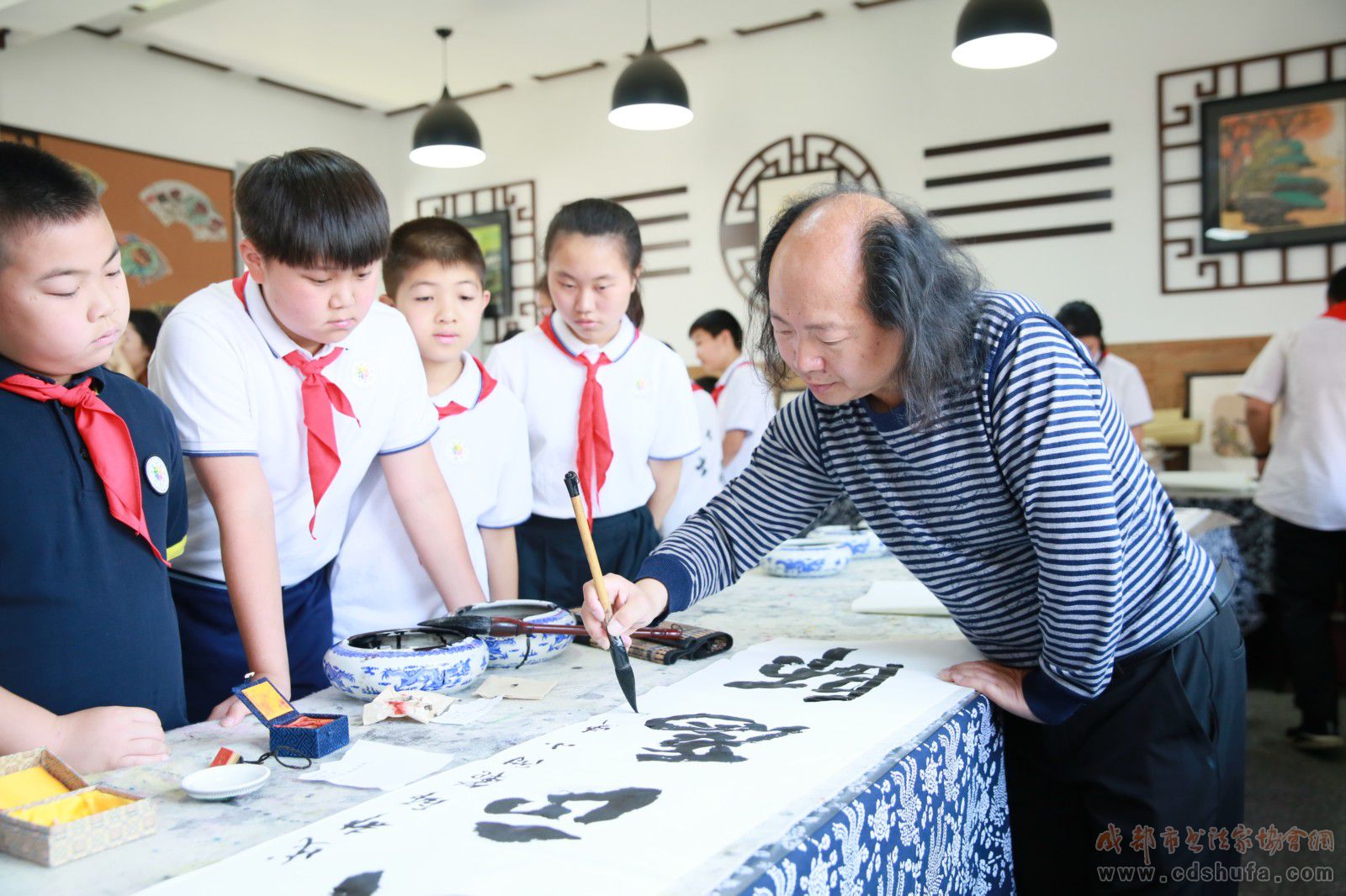 成都市书协联袂四川美术出版社走进成都师范附属小学建基地送《爱书法》  - 协会动态 - 成都市书法家协会