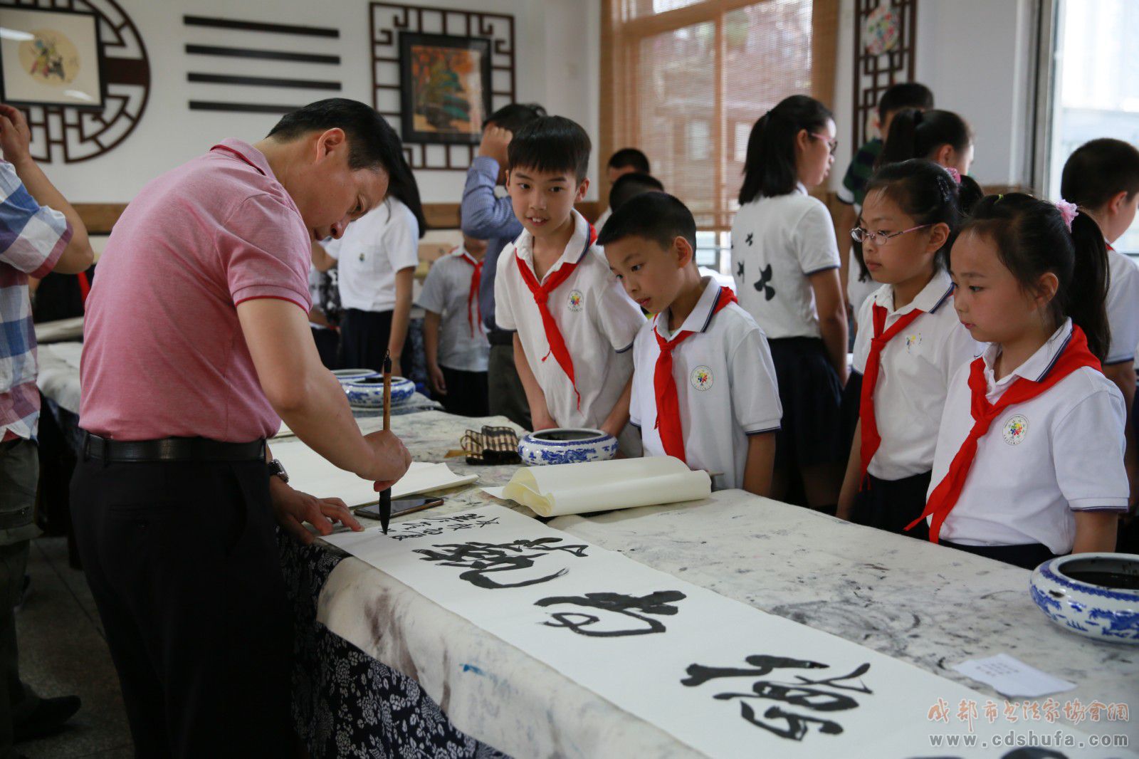 成都市书协联袂四川美术出版社走进成都师范附属小学建基地送《爱书法》  - 协会动态 - 成都市书法家协会