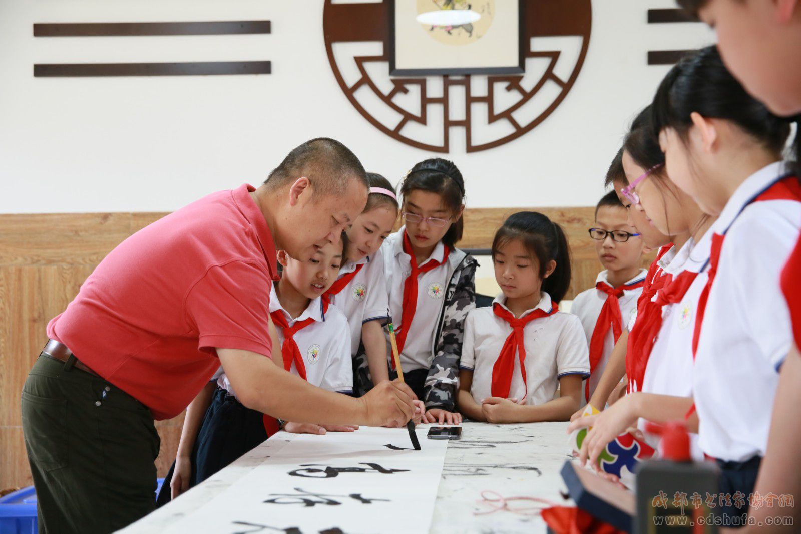 成都市书协联袂四川美术出版社走进成都师范附属小学建基地送《爱书法》  - 协会动态 - 成都市书法家协会