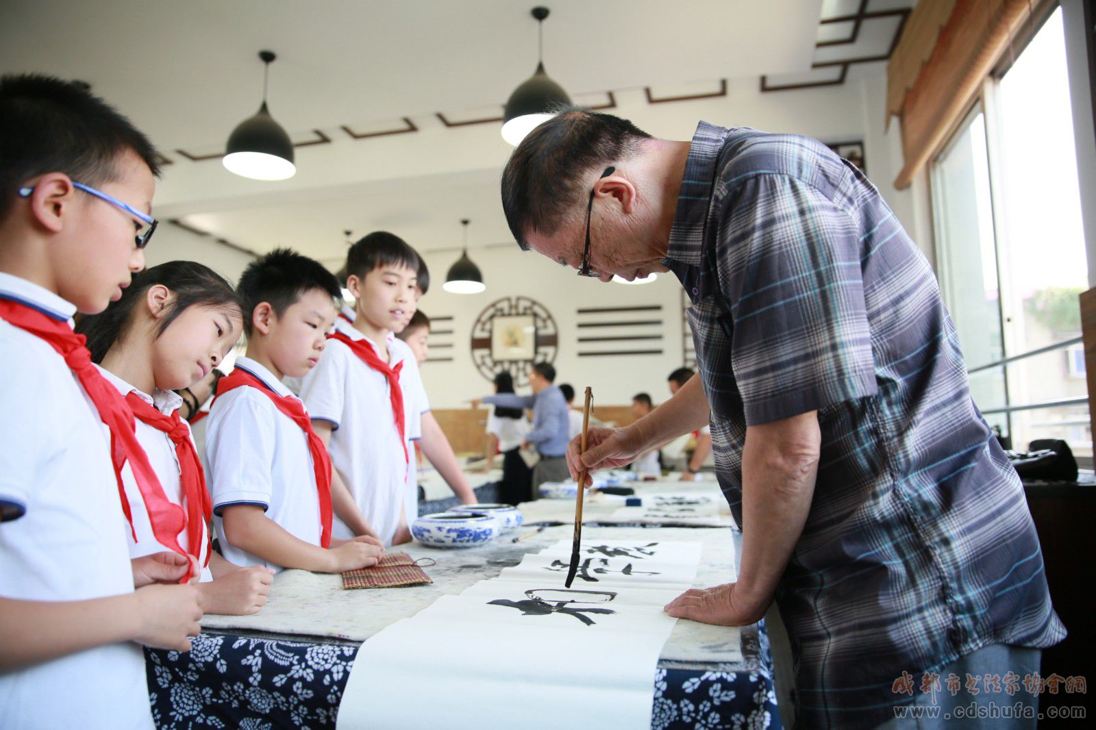 成都市书协联袂四川美术出版社走进成都师范附属小学建基地送《爱书法》  - 协会动态 - 成都市书法家协会