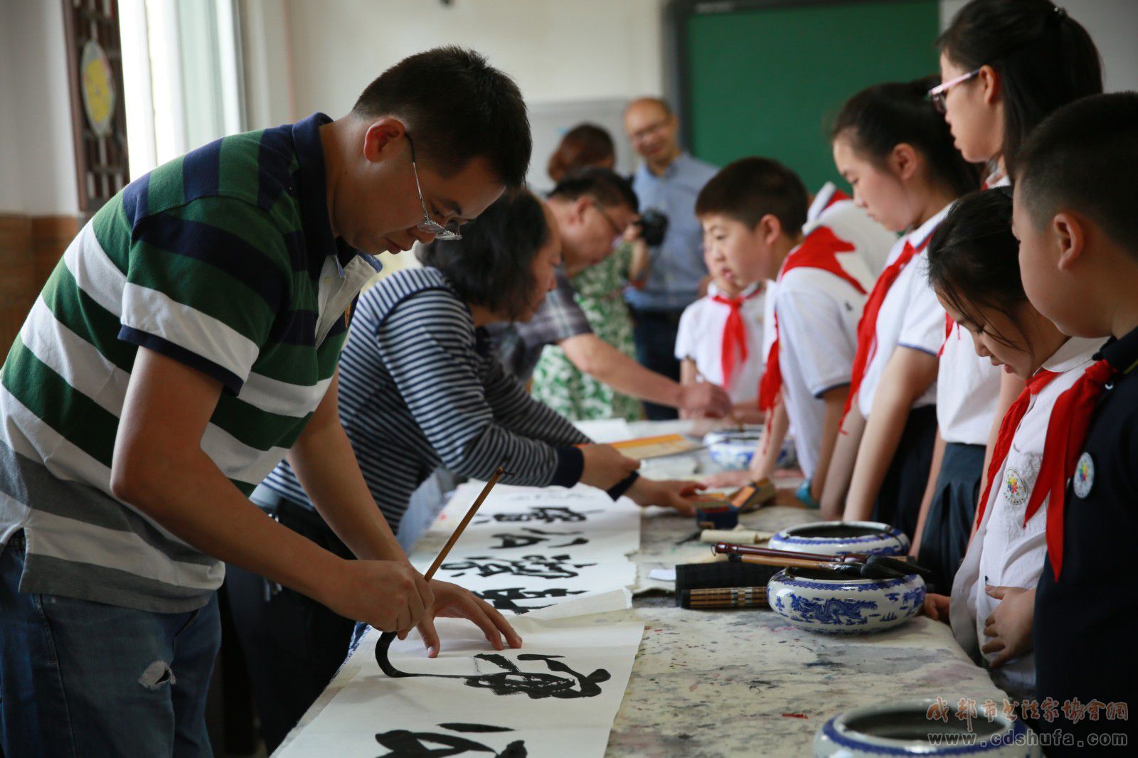 成都市书协联袂四川美术出版社走进成都师范附属小学建基地送《爱书法》  - 协会动态 - 成都市书法家协会