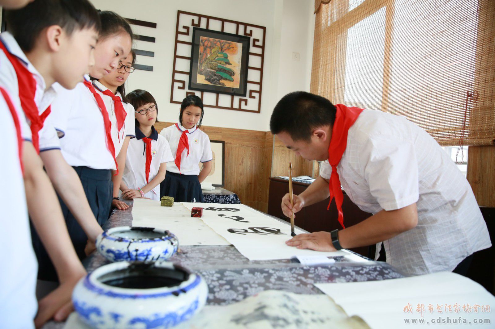 成都市书协联袂四川美术出版社走进成都师范附属小学建基地送《爱书法》  - 协会动态 - 成都市书法家协会