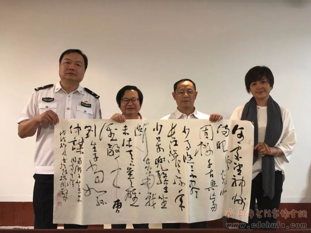 成都市文联文艺志愿者走进成都市交管局 - 协会动态 - 成都市书法家协会