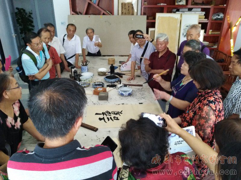 书法家袁碧秀作客“翰墨天府成都大讲堂”讲授《全国老年书法作品展创作》专题讲座 - 协会动态 - 成都市书法家协会