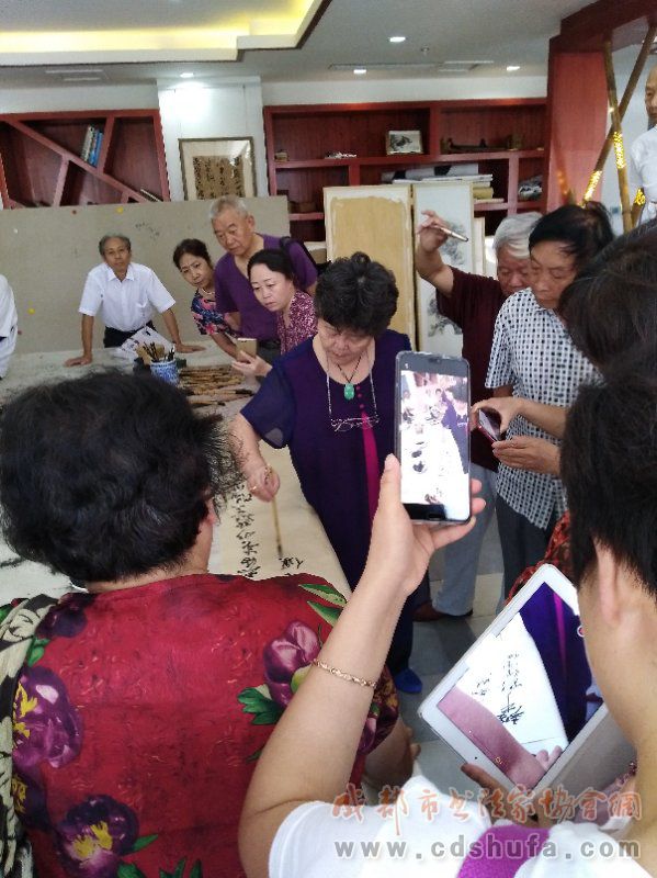 书法家袁碧秀作客“翰墨天府成都大讲堂”讲授《全国老年书法作品展创作》专题讲座 - 协会动态 - 成都市书法家协会