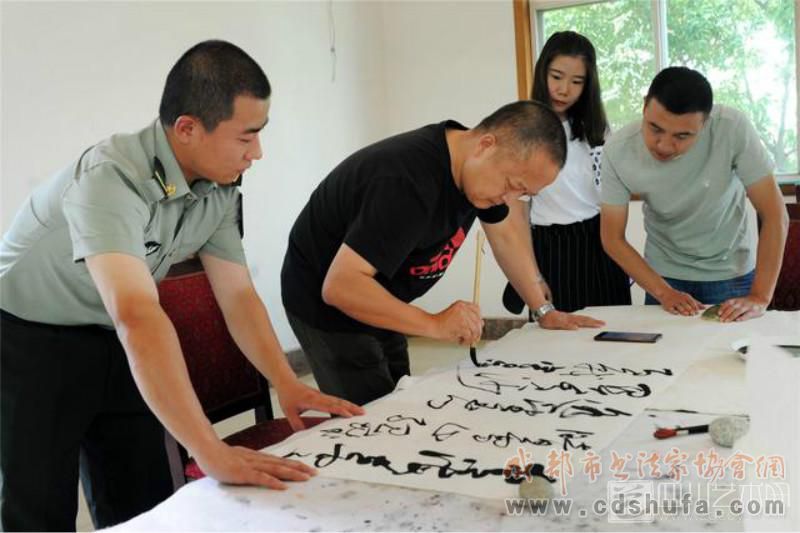 “庆八一·进军营”成都市书法家协会拥军活动举行 - 协会动态 - 成都市书法家协会
