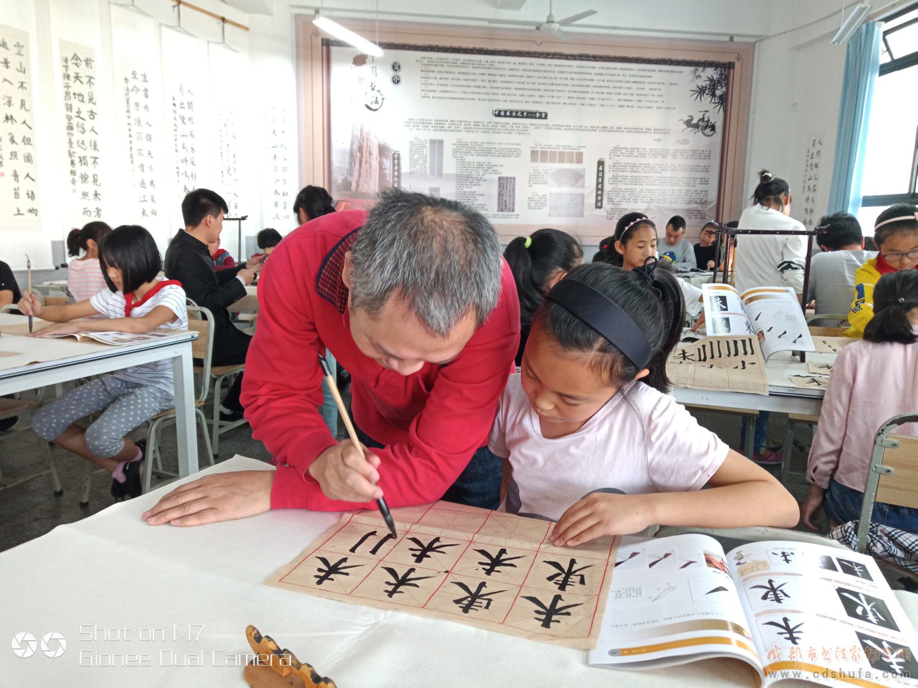 成都市书协青少年书法工作部文化惠民走进金堂县韩滩慈济小学 - 协会动态 - 成都市书法家协会