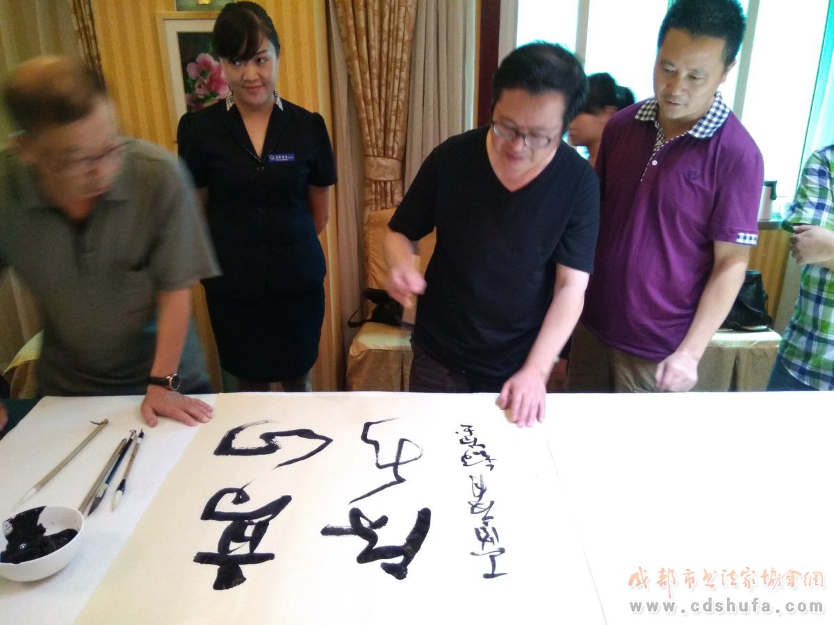 成都市书法家协会志愿服务工作部座谈会暨走进过街楼社区书法惠民活动举行