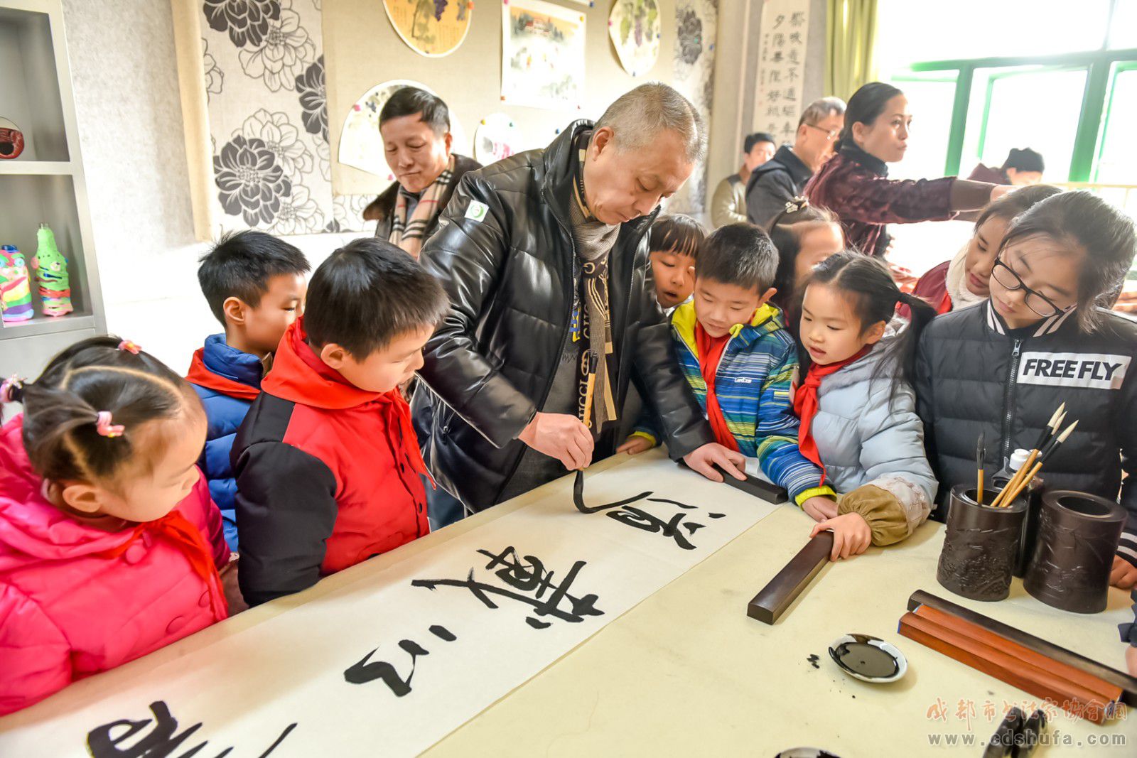 传承书法国粹  书写天府文化 ——成都市书法家协会联手四川美术出版社走进草堂小学