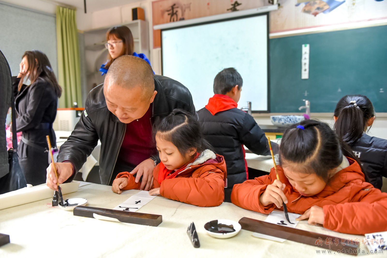 传承书法国粹  书写天府文化 ——成都市书法家协会联手四川美术出版社走进草堂小学