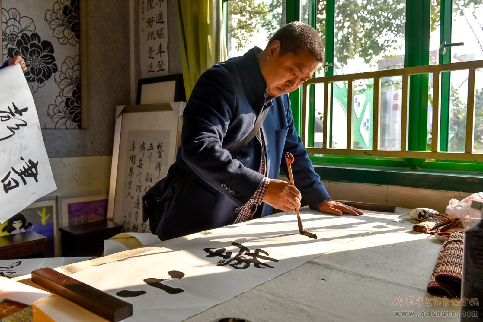 传承书法国粹  书写天府文化 ——成都市书法家协会联手四川美术出版社走进草堂小学