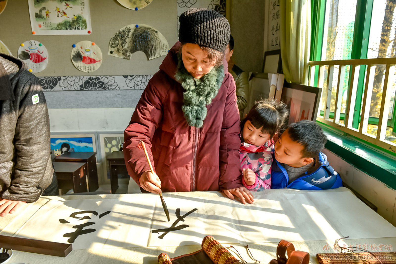 传承书法国粹  书写天府文化 ——成都市书法家协会联手四川美术出版社走进草堂小学