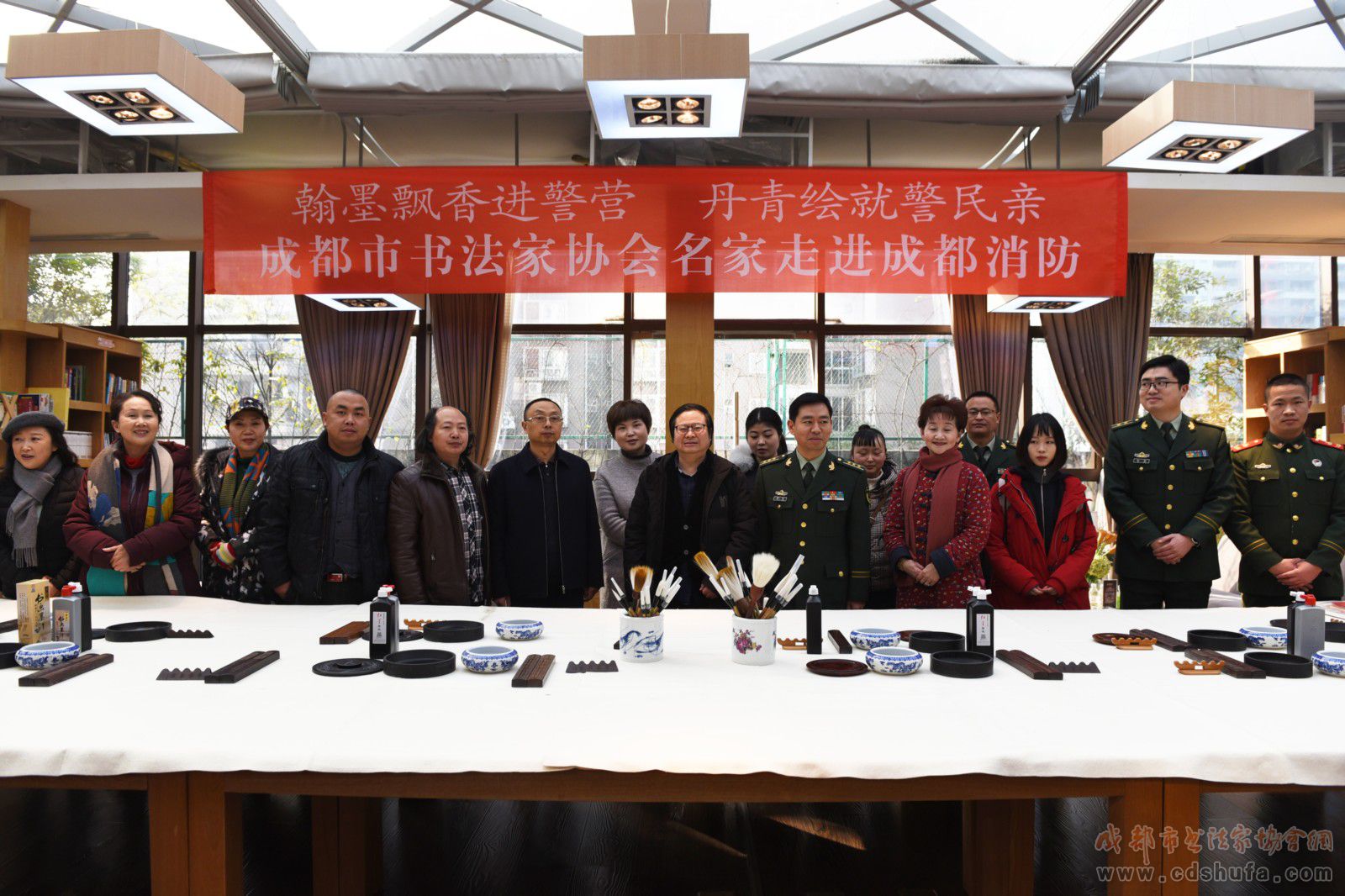 “翰墨飘香进警营  丹青绘就警民情”成都市书协女书法家专委会新年拥军活动圆满成功