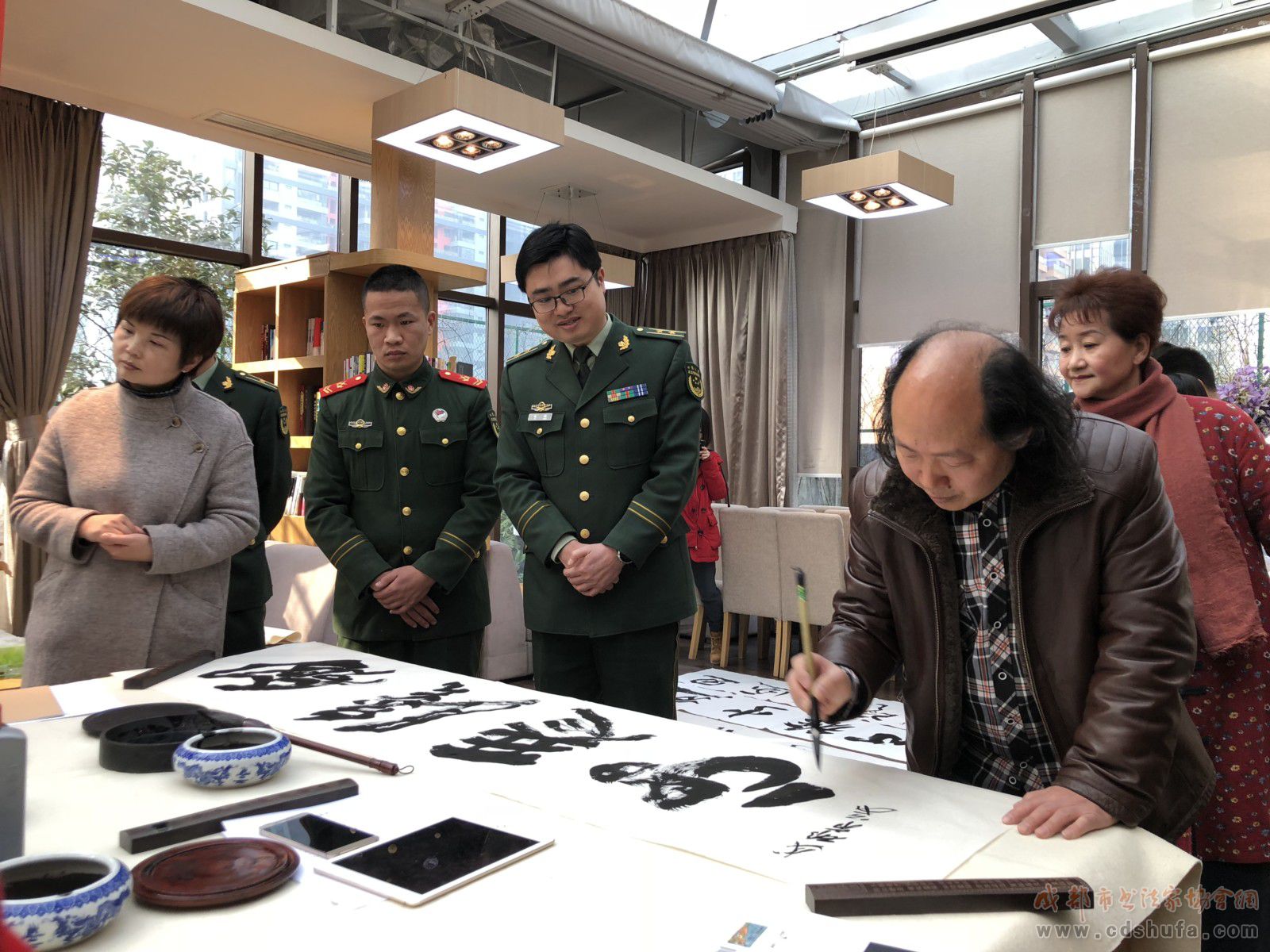 “翰墨飘香进警营  丹青绘就警民情”成都市书协女书法家专委会新年拥军活动圆满成功