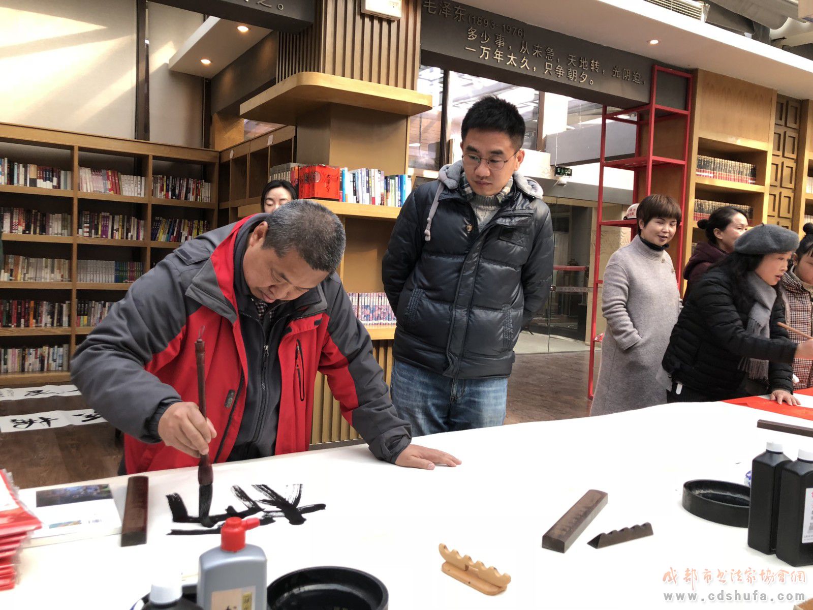 “翰墨飘香进警营  丹青绘就警民情”成都市书协女书法家专委会新年拥军活动圆满成功