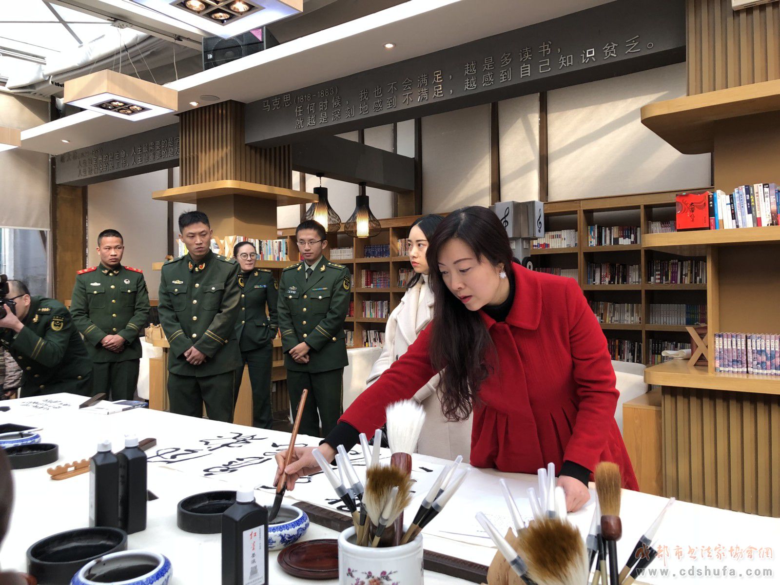 “翰墨飘香进警营  丹青绘就警民情”成都市书协女书法家专委会新年拥军活动圆满成功