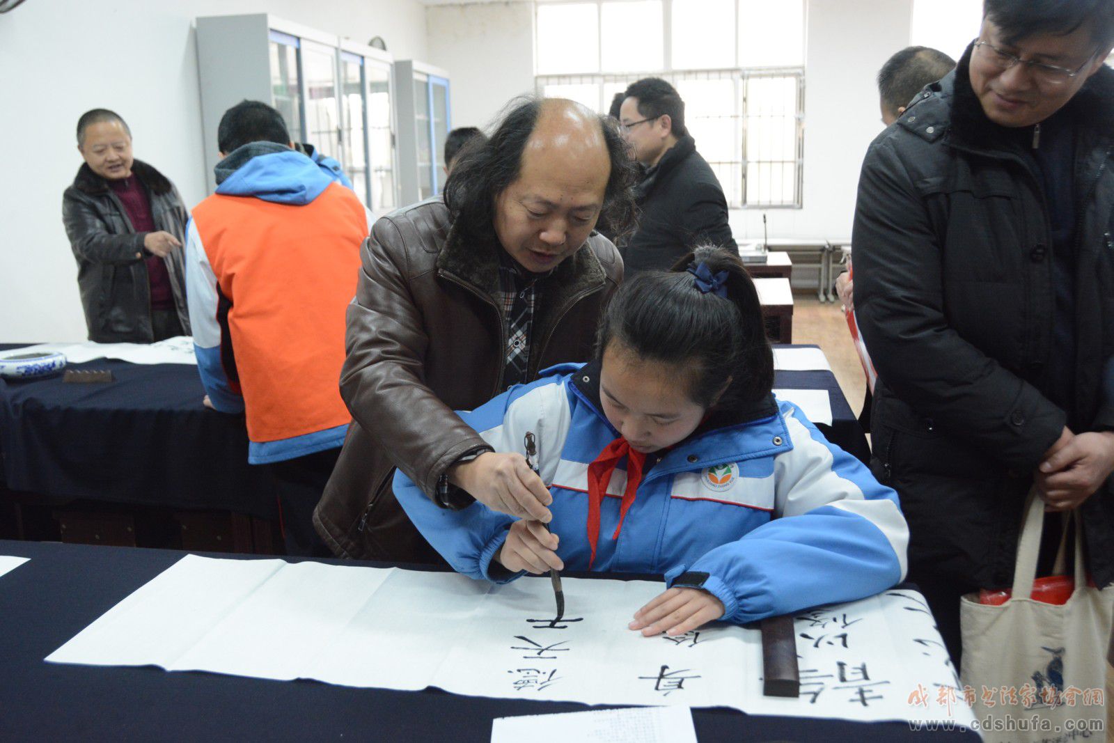 “翰墨飘香 丹青亮彩”成都市书协书法惠民走进花照中学