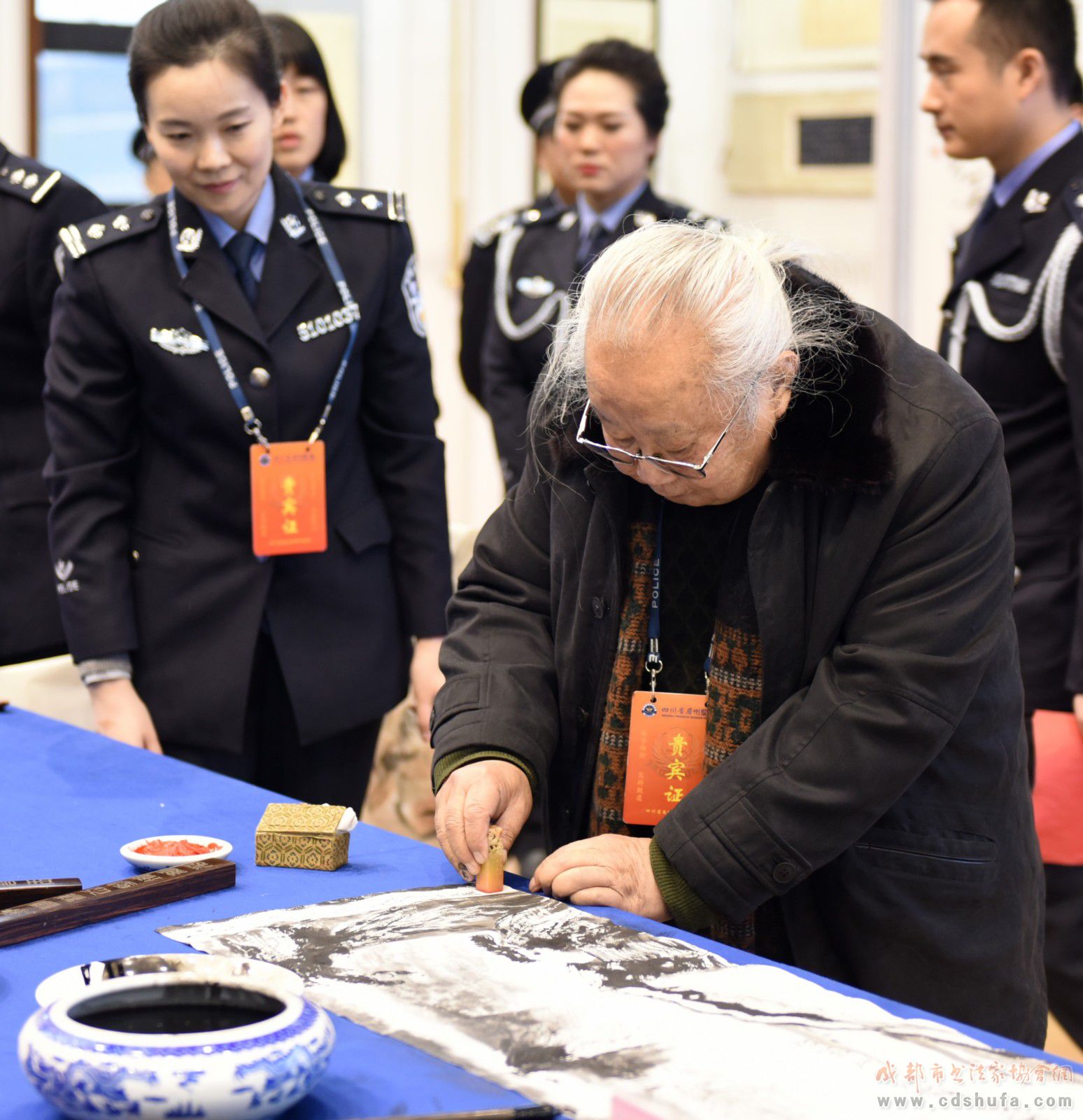 水墨进高墙·文化贺新春 成都书协书法志愿服务小分队走进眉州监狱写春联、送万福