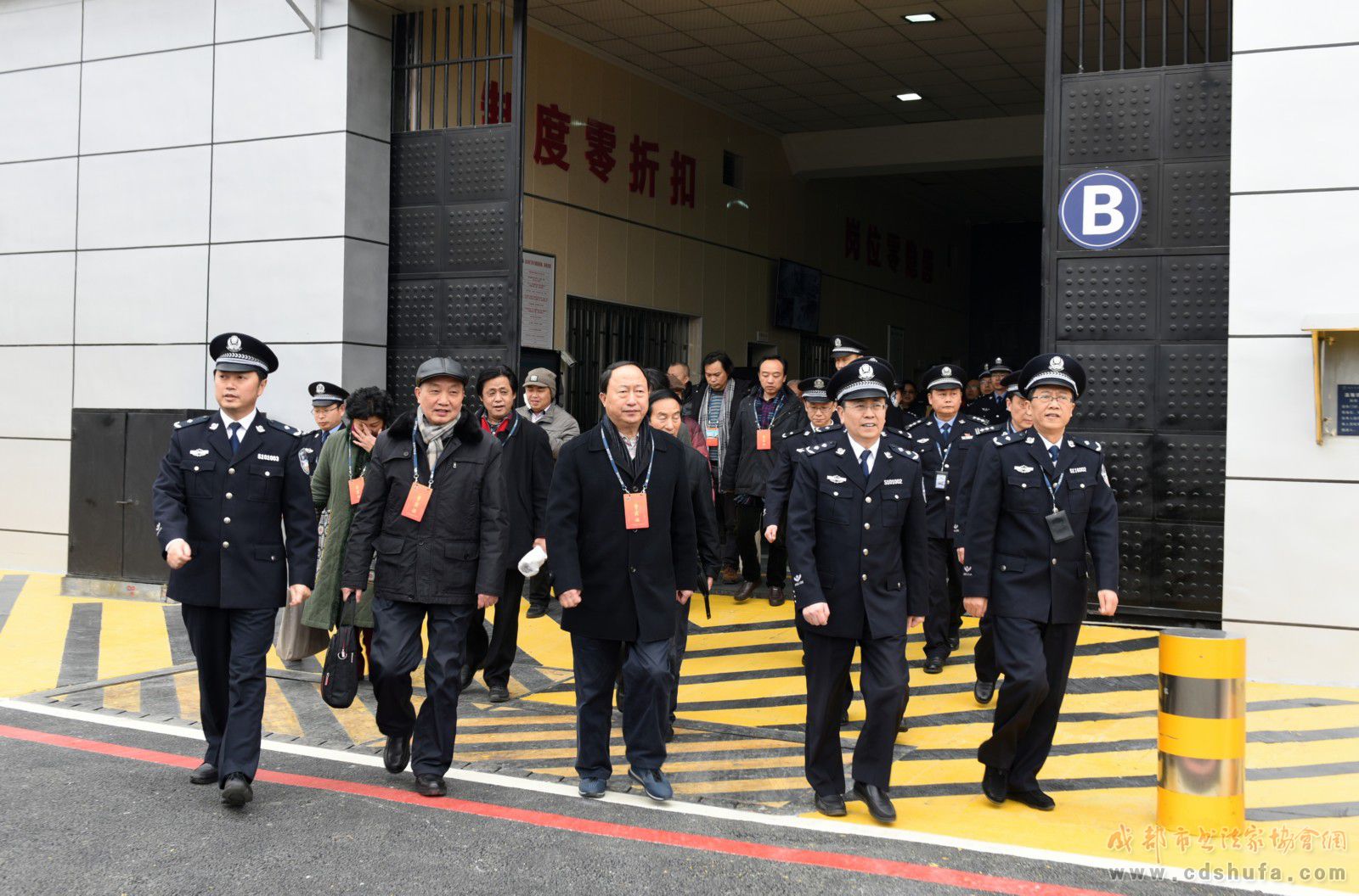 水墨进高墙·文化贺新春 成都书协书法志愿服务小分队走进眉州监狱写春联、送万福