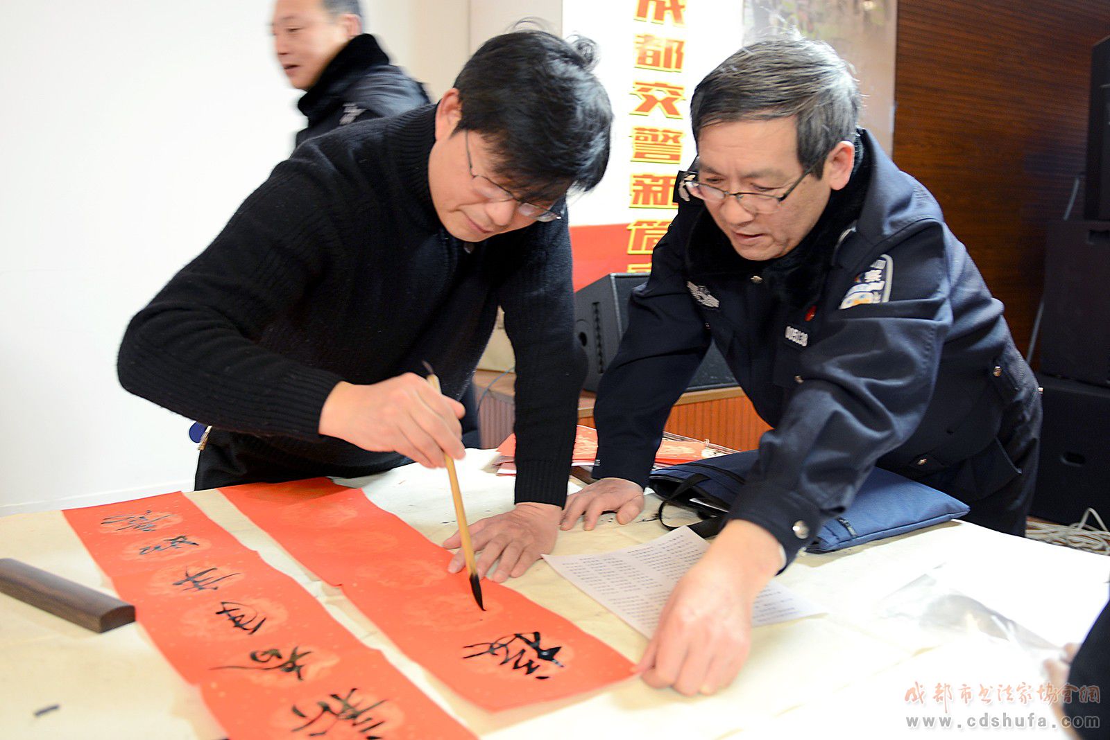 “进警营，写春联，送祝福，迎新春”——市书协书法志愿服务活动走进成都市交管局