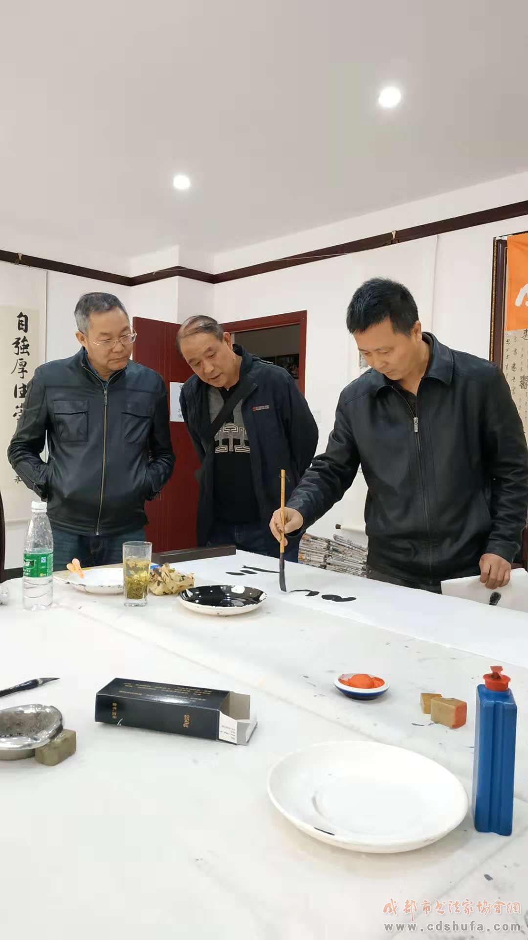 成都市书法家协会“深扎”小分队走进猛追湾街道文体活动中心