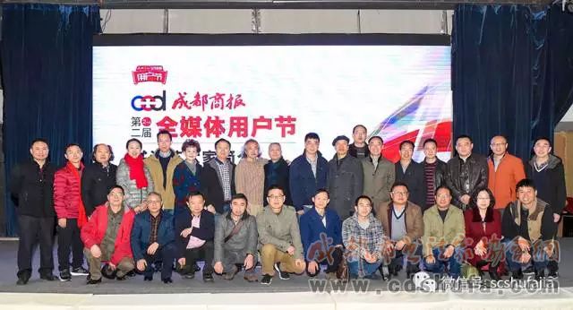 四川书界30位精英齐聚，为成都市民现场挥毫赠送作品400余幅