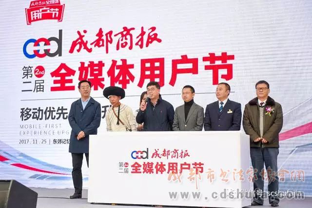 四川书界30位精英齐聚，为成都市民现场挥毫赠送作品400余幅