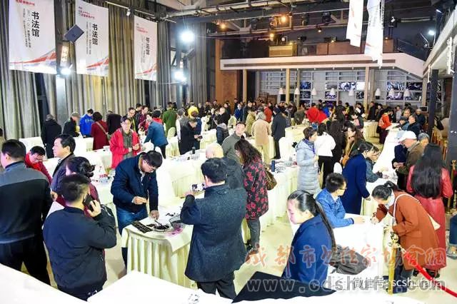四川书界30位精英齐聚，为成都市民现场挥毫赠送作品400余幅