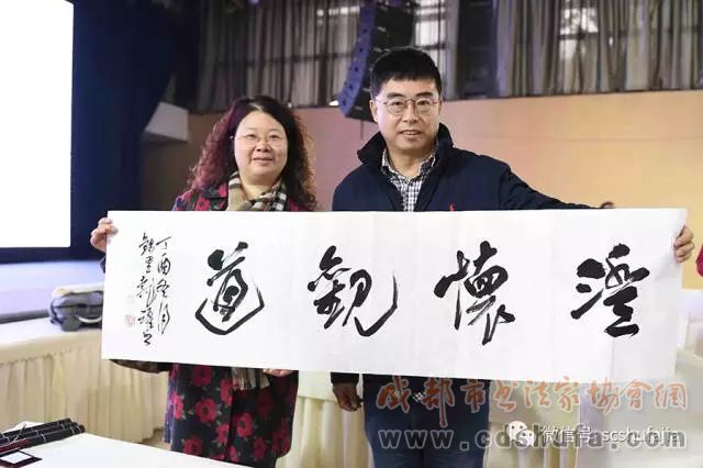 四川书界30位精英齐聚，为成都市民现场挥毫赠送作品400余幅
