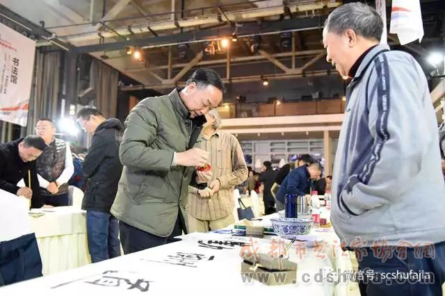 四川书界30位精英齐聚，为成都市民现场挥毫赠送作品400余幅