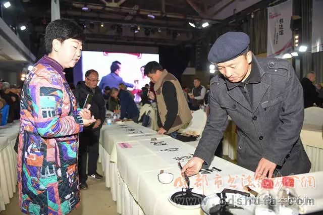 四川书界30位精英齐聚，为成都市民现场挥毫赠送作品400余幅