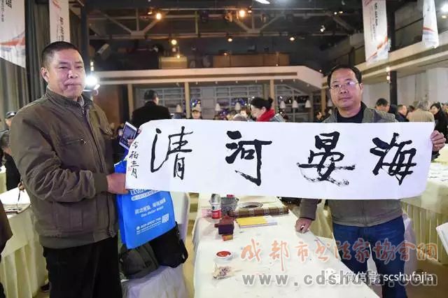 四川书界30位精英齐聚，为成都市民现场挥毫赠送作品400余幅