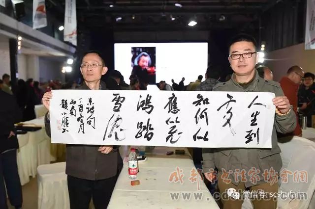 四川书界30位精英齐聚，为成都市民现场挥毫赠送作品400余幅
