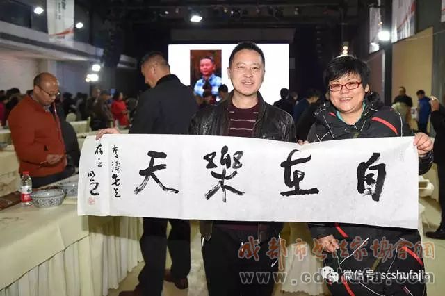 四川书界30位精英齐聚，为成都市民现场挥毫赠送作品400余幅
