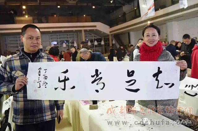 四川书界30位精英齐聚，为成都市民现场挥毫赠送作品400余幅