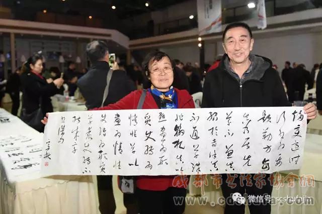四川书界30位精英齐聚，为成都市民现场挥毫赠送作品400余幅