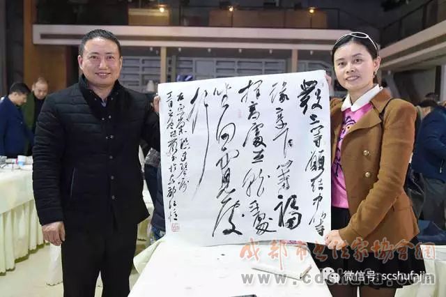 四川书界30位精英齐聚，为成都市民现场挥毫赠送作品400余幅