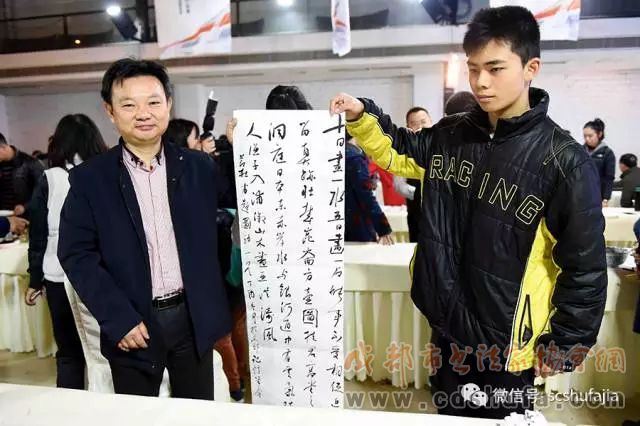 四川书界30位精英齐聚，为成都市民现场挥毫赠送作品400余幅