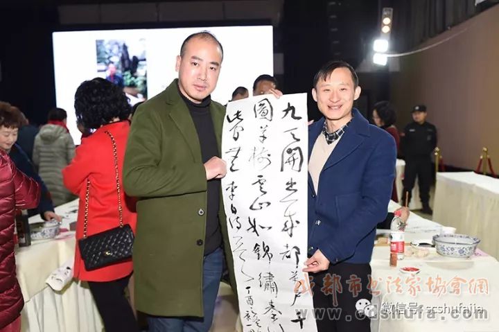 四川书界30位精英齐聚，为成都市民现场挥毫赠送作品400余幅