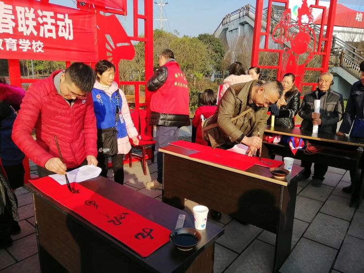 崇州市书法家协会书法家写春联到锦江乡活动 走进锦江乡文化站