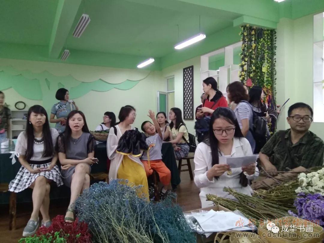 成华区书协组织区美术教师及会员参观成都市第十二届中小学生艺术节