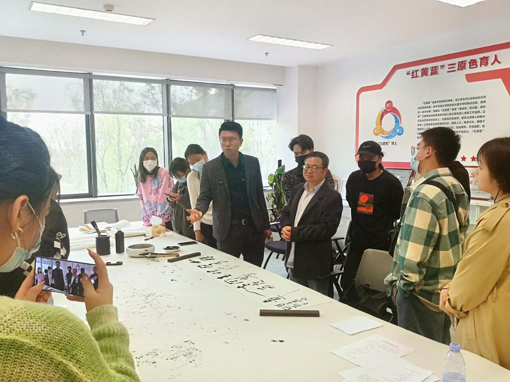 成都市书法家协会主席舒炯在美术与设计学院开展“点画多奇妙 篆隶出方圆”主题公开课