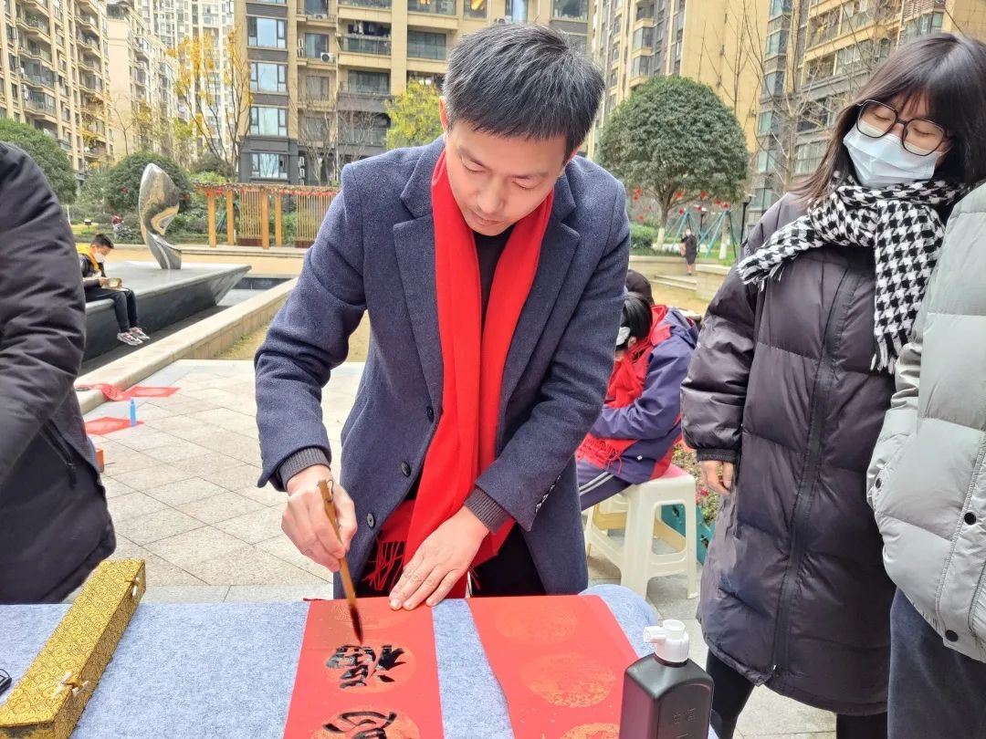 书写新时代 文化进万家——龙泉驿区书法家协会开展“送万福，进万家”书法公益活动