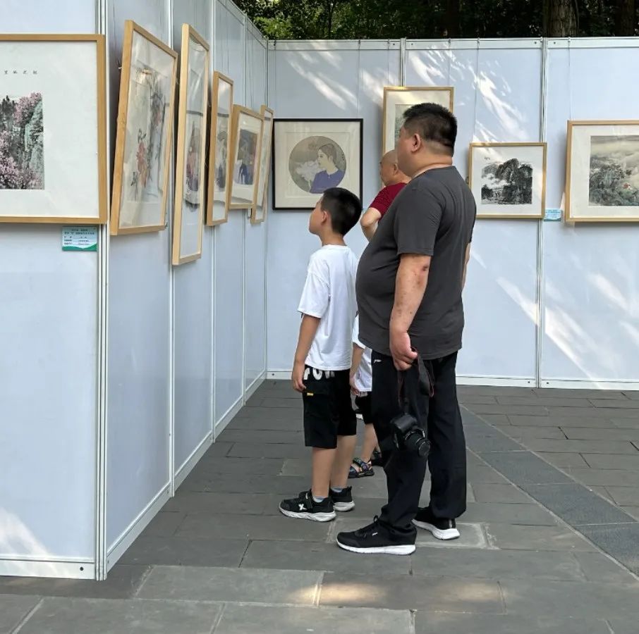 资讯 |“迎大运 动起来——青羊‘艺’动蓉城艺术作品展”在成都市百花潭公园开展