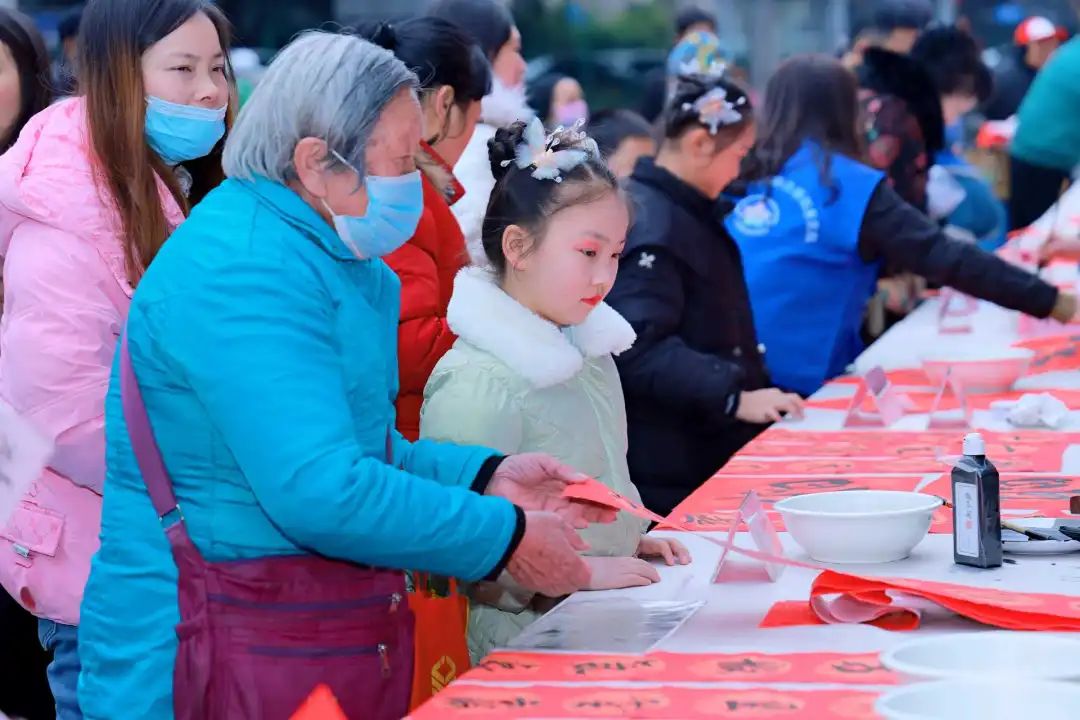 享活动|龙腾盛世 群星送福——四川省文化馆2024年“春到万家”文旅志愿服务“书画家义写春联”活动在四川省文化馆艺术空间举办